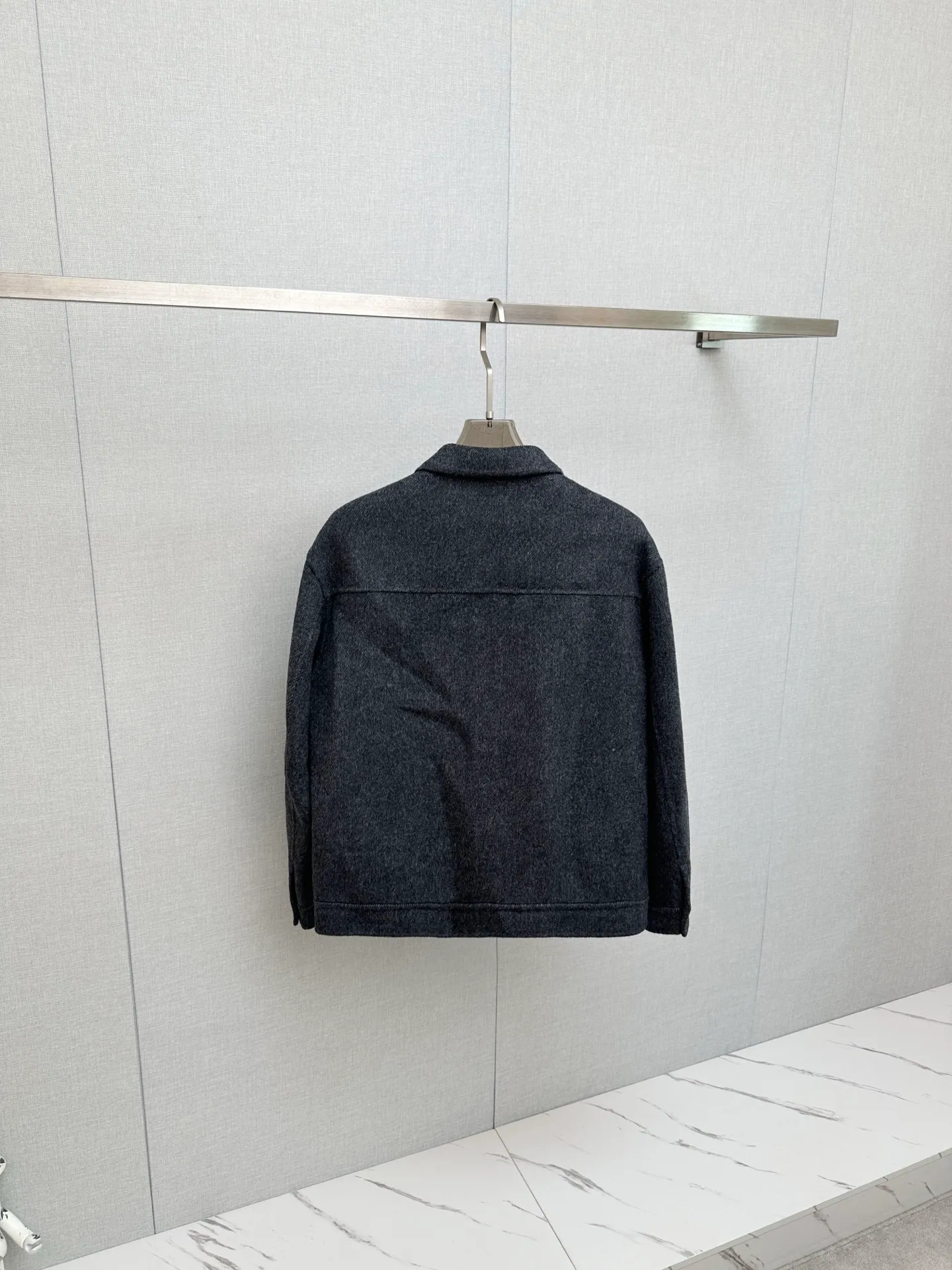 LP foreign trade company order! The imported original fabric is straight and drapey. The whole piece of clothing is neatly crafted and has neat and smooth stitching. All hardware accessories are top-grade accessories with logos provided by customers. At first glance, they are high-end fabrics. This kind of fabrics are all custom-woven! Good products from regular big manufacturers! Very practical. Sizes: 48-56